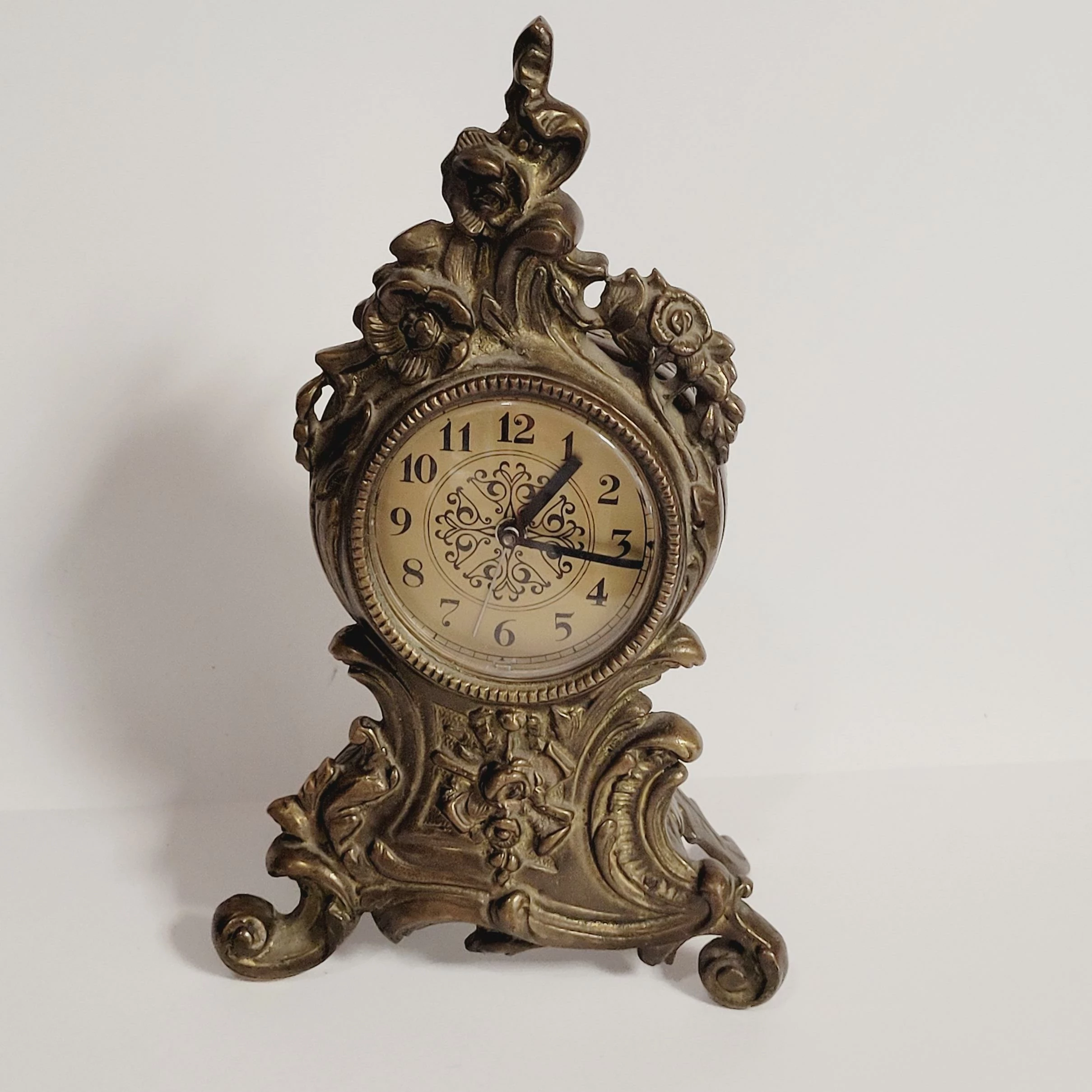 stary-zegar-z-mosiadzu-ozdobny-aleja-wolnosci-15b-czestochowa-sj