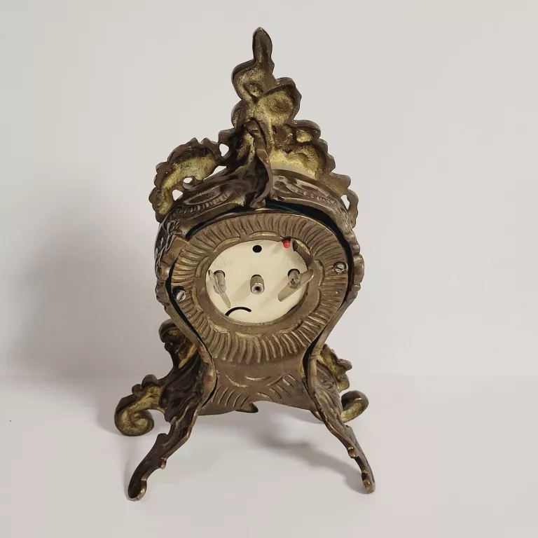 stary-zegar-z-mosiadzu-ozdobny-szerokosc-calkowita-1200