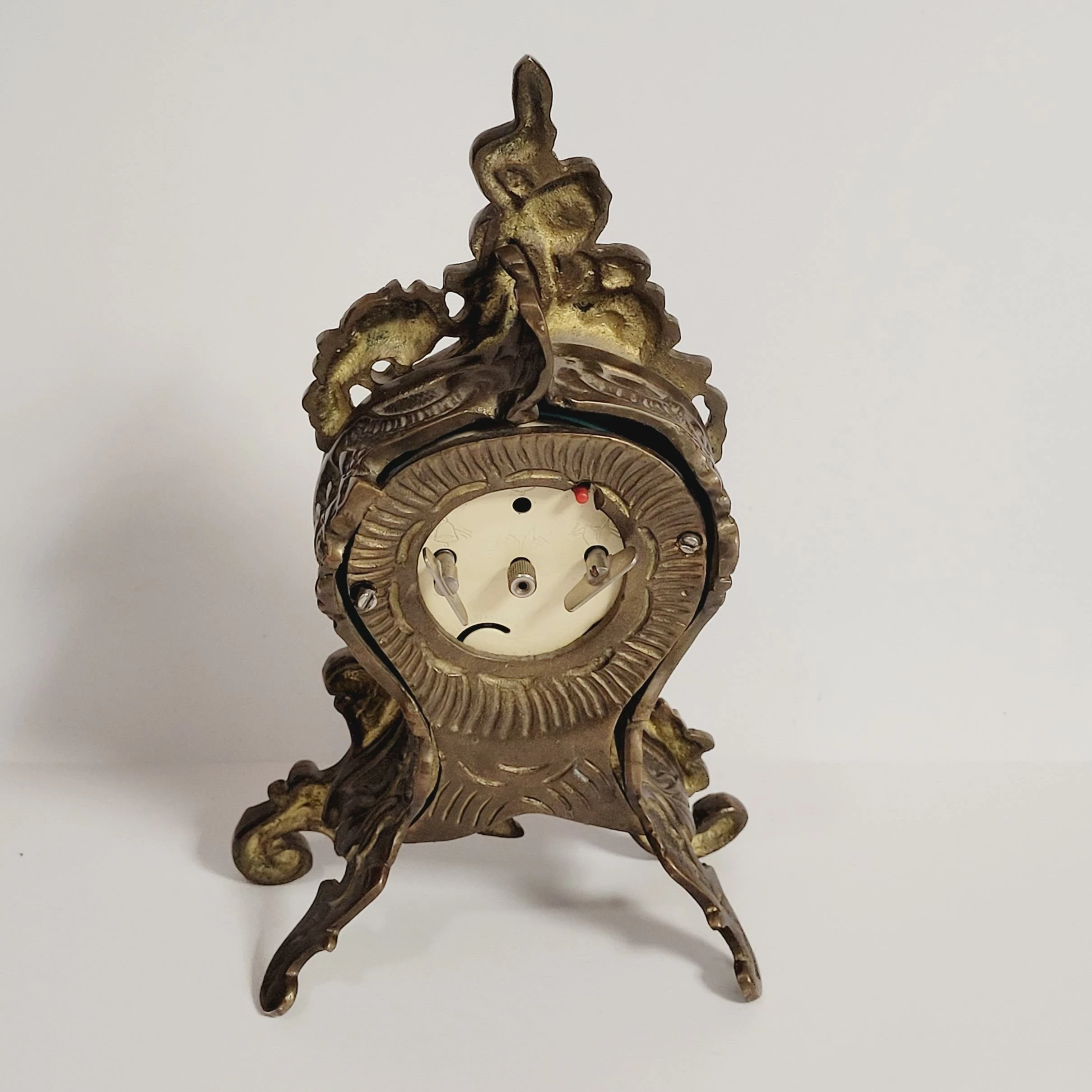 stary-zegar-z-mosiadzu-ozdobny-szerokosc-calkowita-1200