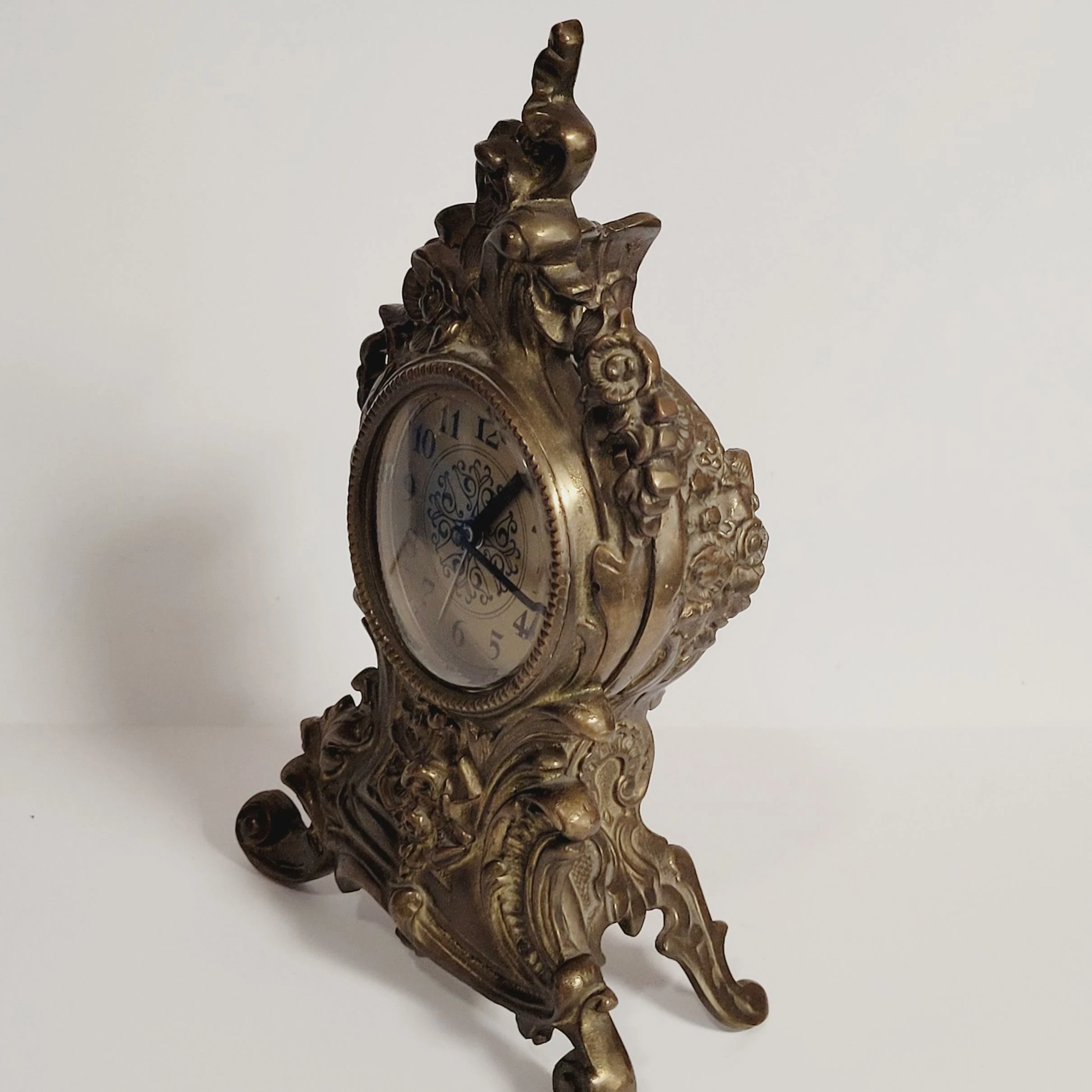 stary-zegar-z-mosiadzu-ozdobny-kod-producenta-9574114