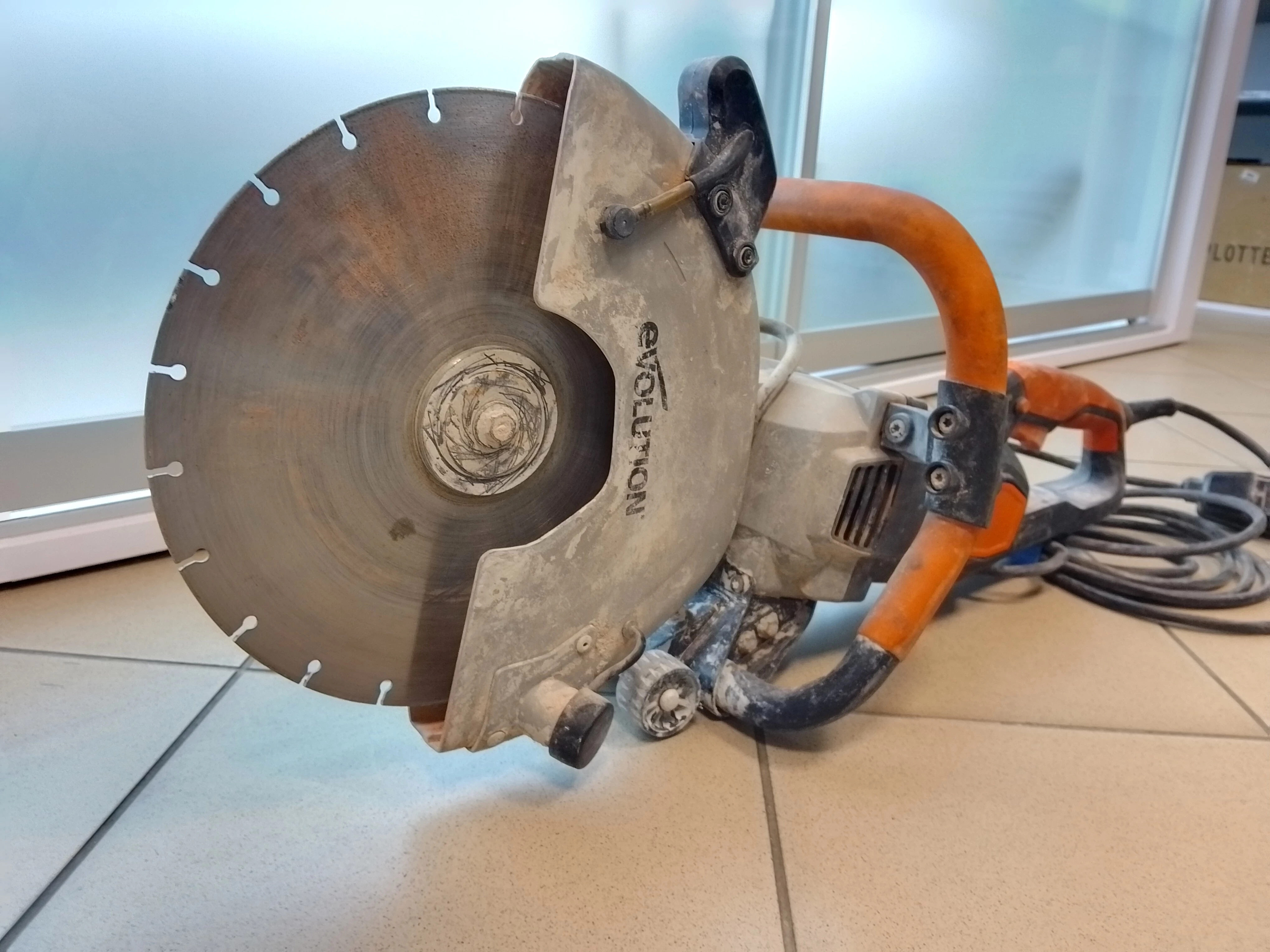 przecinarka-do-betonu-evolution-r300dct-300mm-srednica-otworu-pily-2220