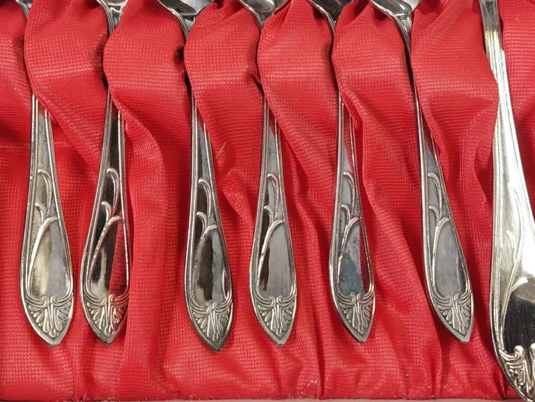 KOMPLET ŁYŻECZEK I WIDELCZYKÓW PLATEROWANYCH