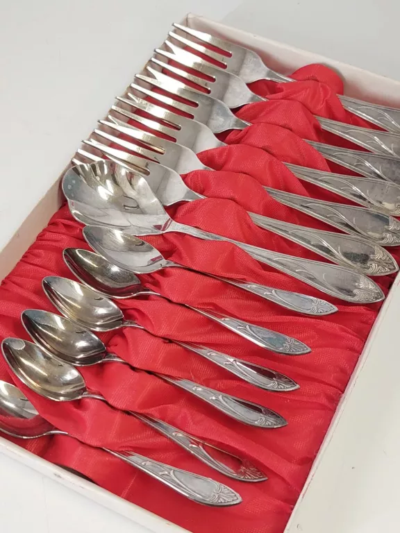 KOMPLET ŁYŻECZEK I WIDELCZYKÓW PLATEROWANYCH