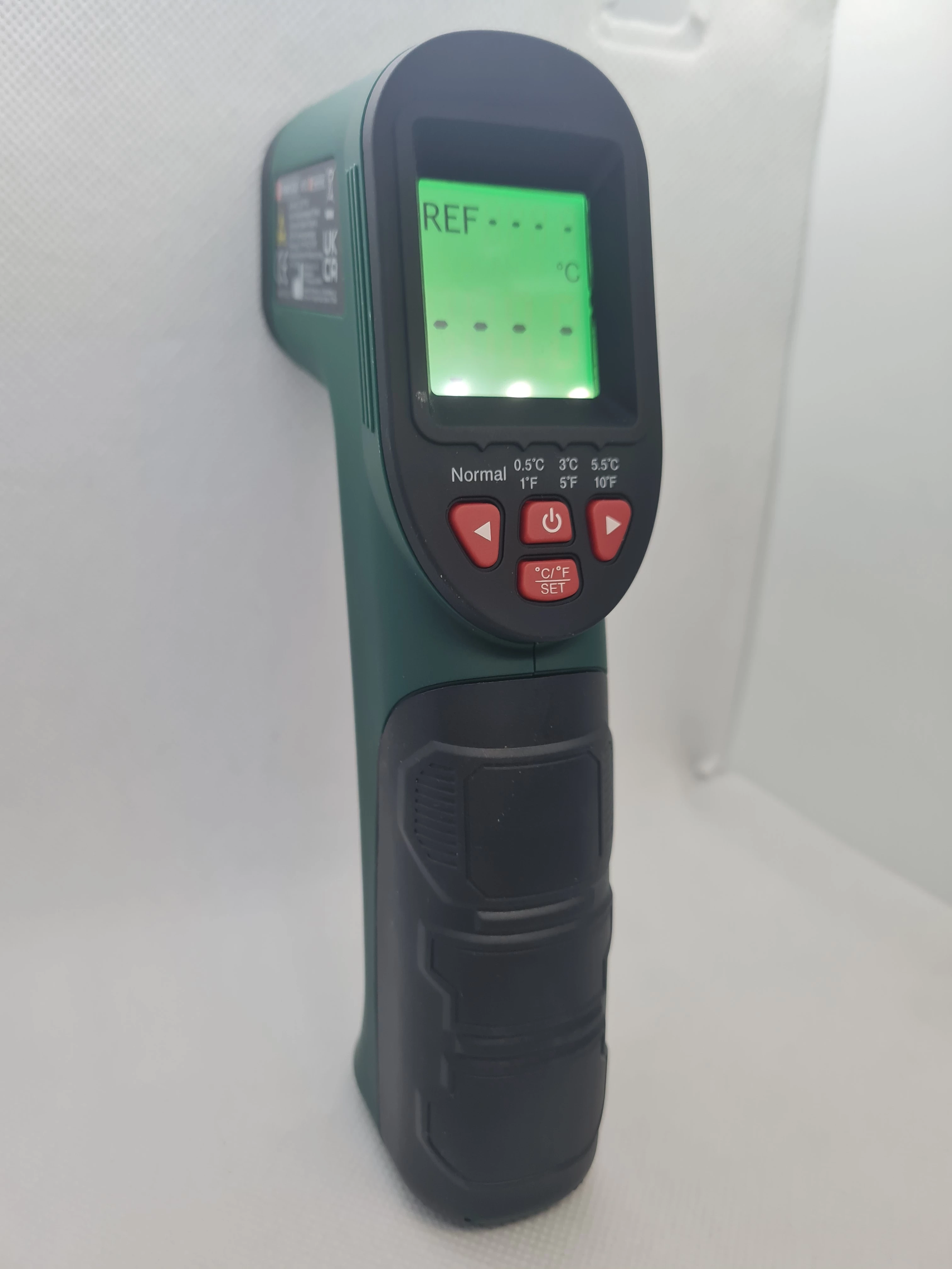 termometr-pirometr-termometr-laserowy-bezdotykowy-parkside-stan-11323-2