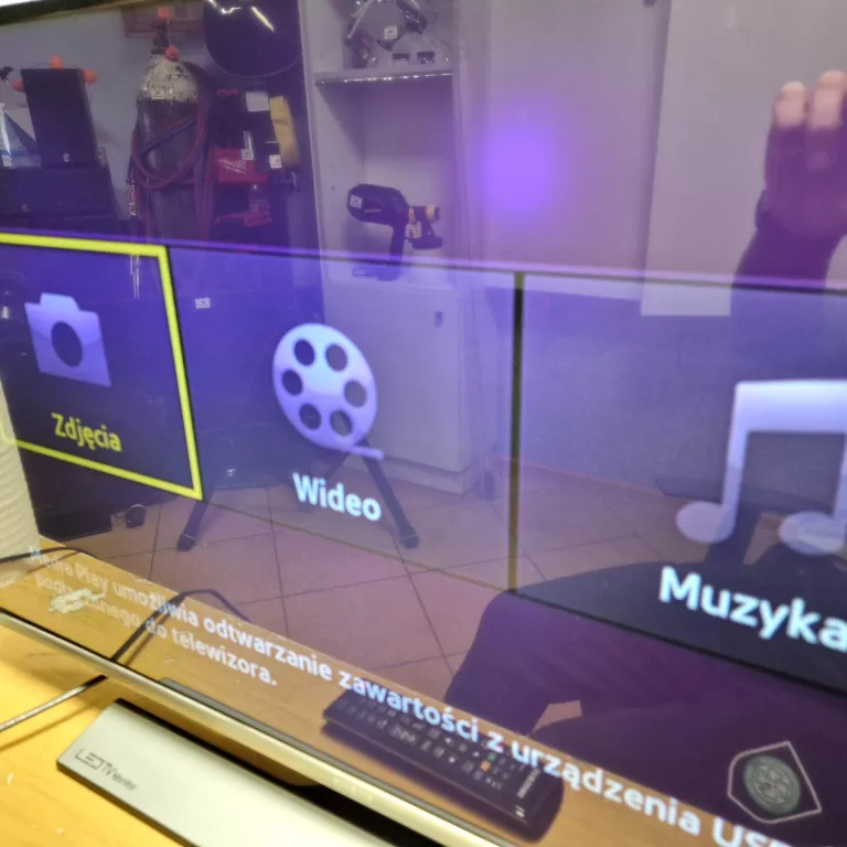 LED TV MONITOR SAMSUNG T32E310EW + PILOT / PRZEBARWIENIE NA EKRANIE
