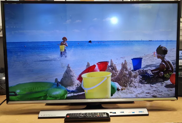 LED TV MONITOR SAMSUNG T32E310EW + PILOT / PRZEBARWIENIE NA EKRANIE