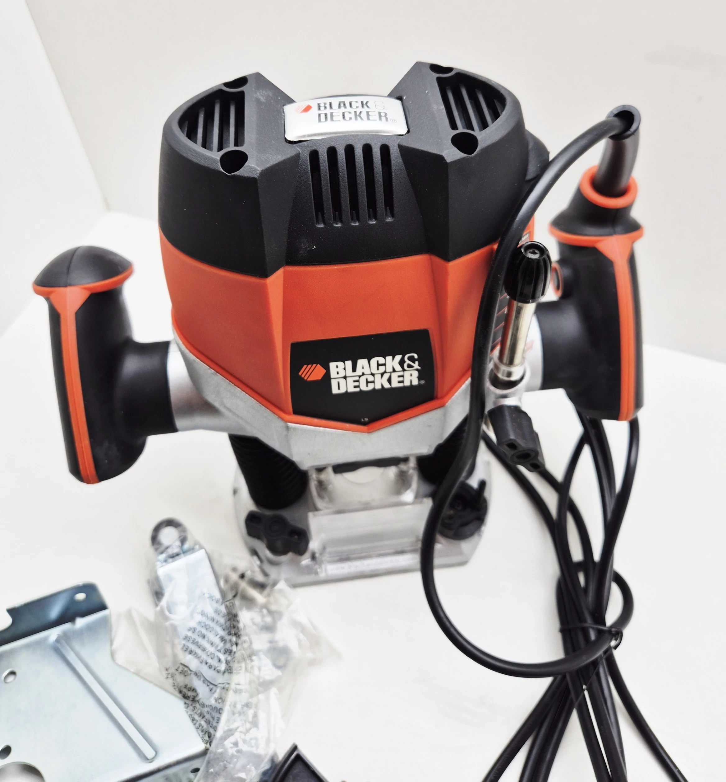 frezarka-gornowrzecionowa-blackdecker-kw900e-pud-marka-128608-2