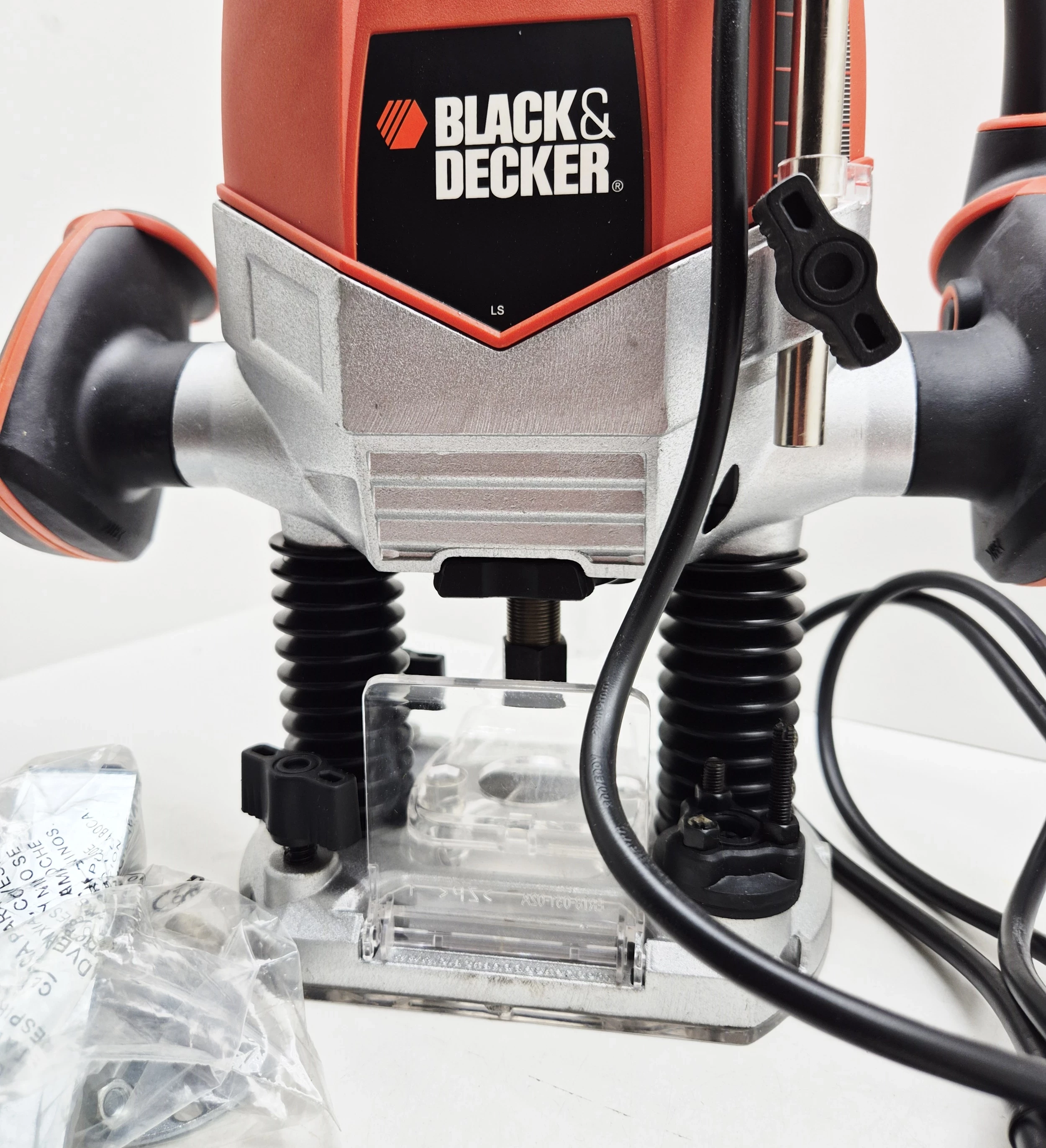 frezarka-gornowrzecionowa-blackdecker-kw900e-pud-zasilanie-209202-238306