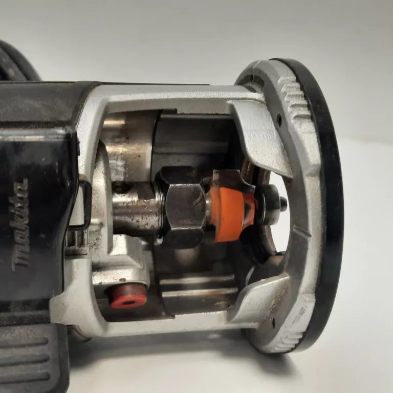 FREZARKA MAKITA RT0700C