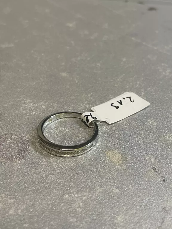 SREBRNY PIERŚCIONEK 2,13G 925