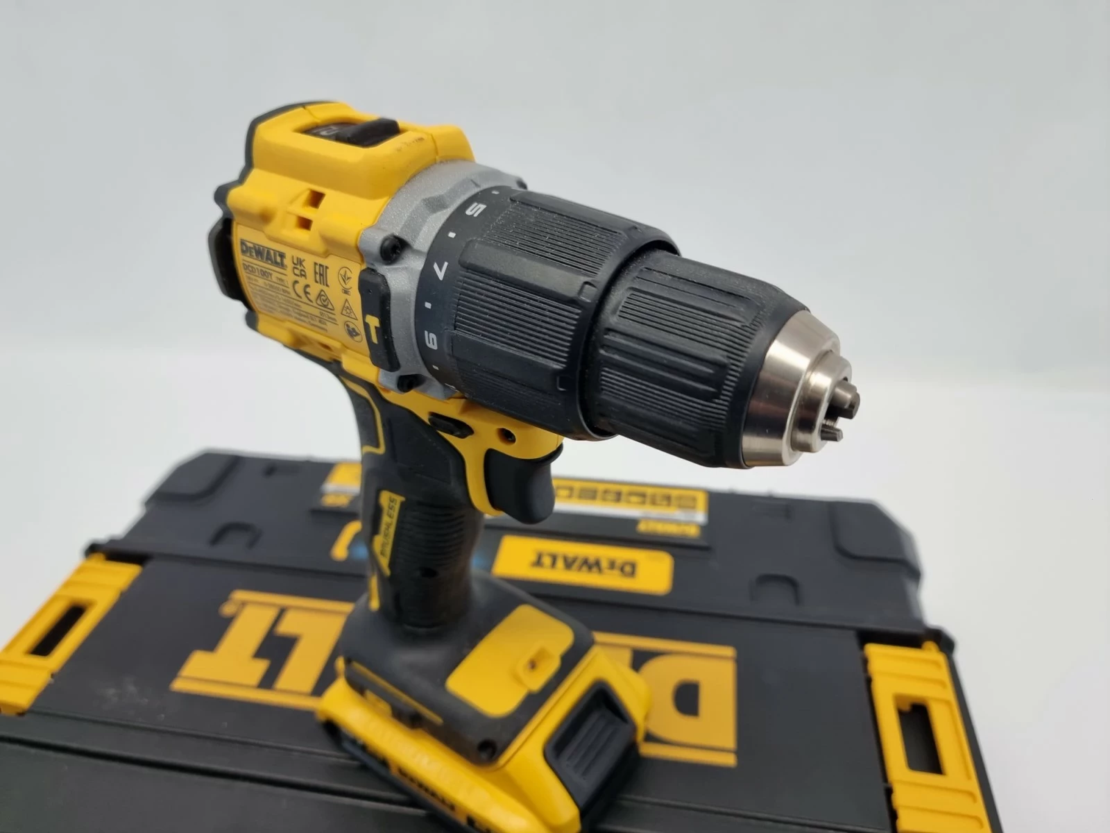 udarowa-wiertarko-wkretarka-dewalt-dcd100y-18v-2x-aku-ean-gtin-5054905321338