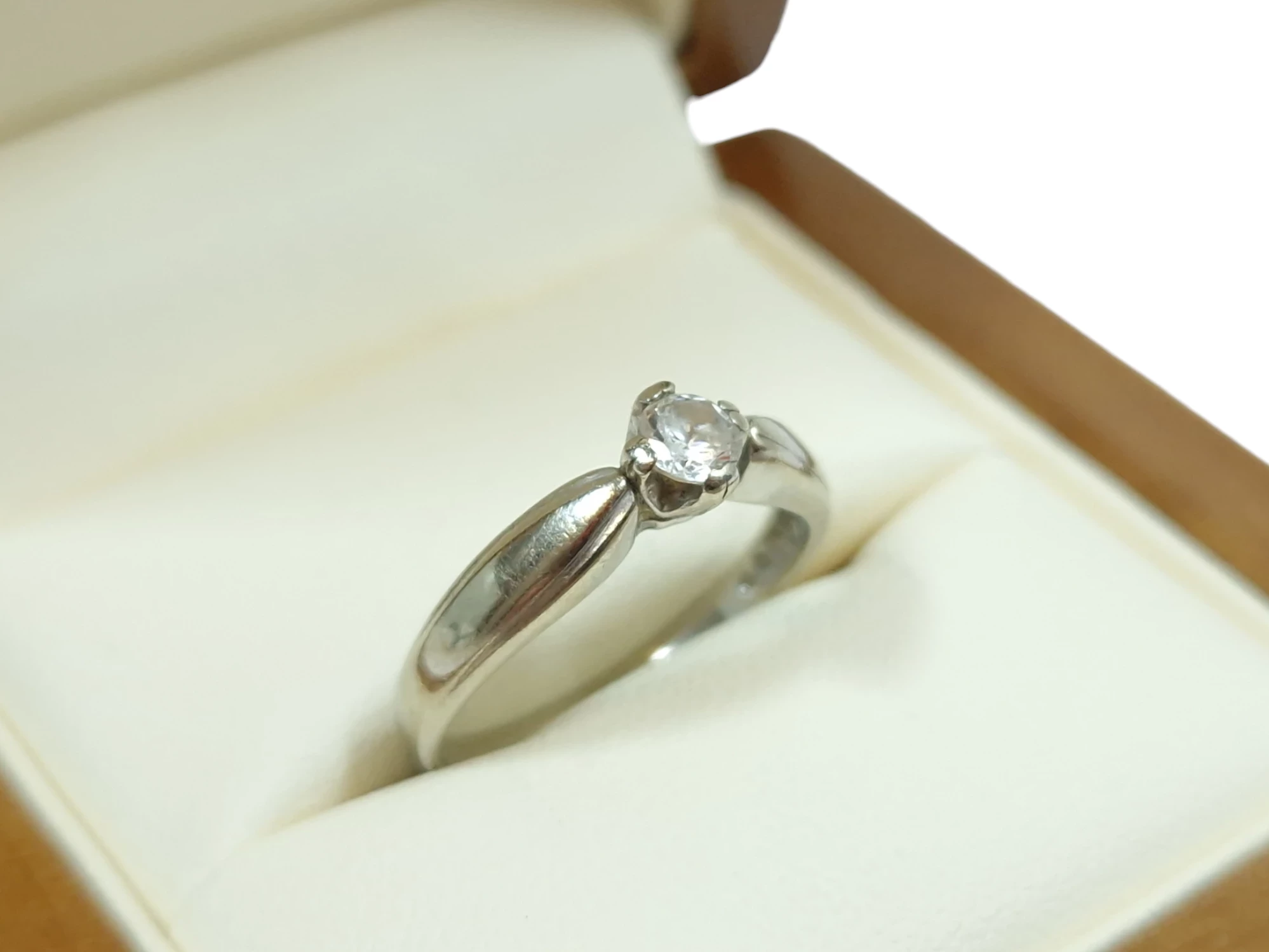 zloty-pierscionek-z-cyrkonia-biale-zloto-585-14k-2g-r11-waga-200