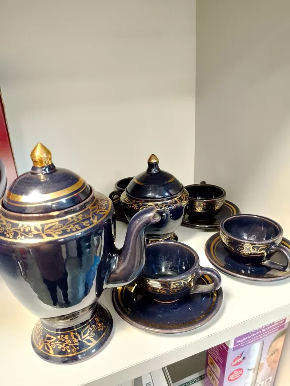 KOMPLET FILIŻANEK, TALERZYKÓW, DZBANKA I CUKIERNICY Z PORCELANY