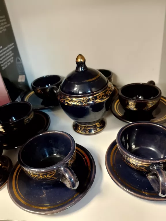 KOMPLET FILIŻANEK, TALERZYKÓW, DZBANKA I CUKIERNICY Z PORCELANY