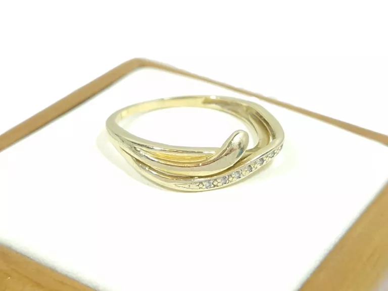 CIEKAWY ZŁOTY PIERŚCIONEK Z CYRKONIAMI 750 18K R16 2,13G