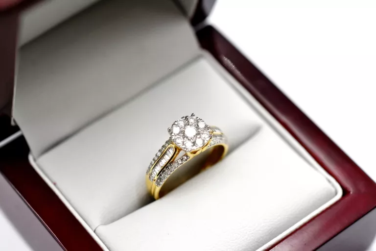 PRZEPIĘKNY ZŁOTY PIERŚCIONEK Z BRYLANTAMI PR.750 3.51G 0.71CT R: 12 18K
