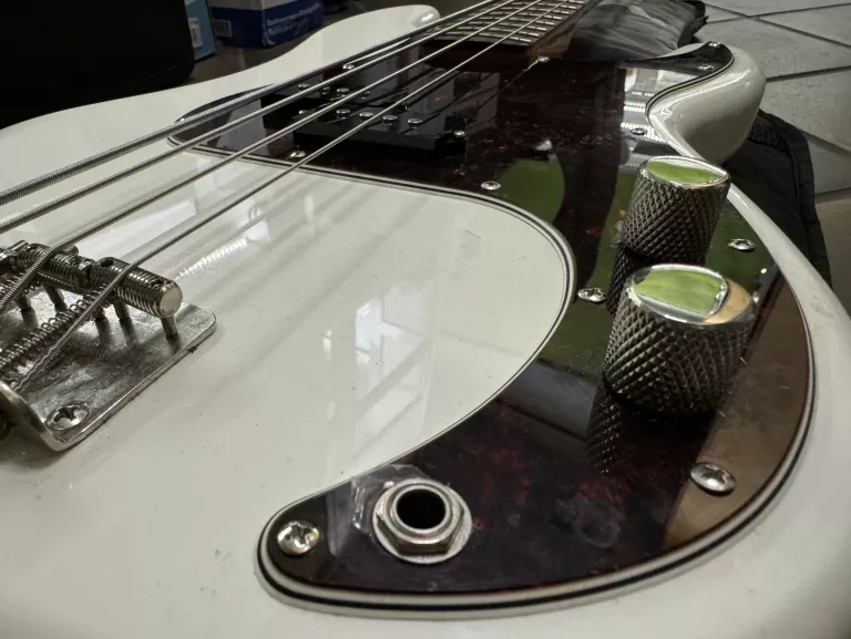 GITARA BASOWA FENDER SQUIER PRECISION
