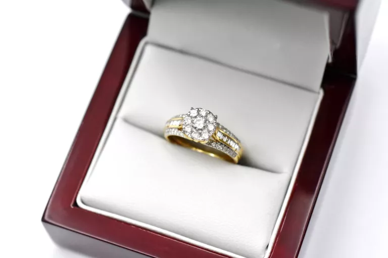 PRZEPIĘKNY ZŁOTY PIERŚCIONEK Z BRYLANTAMI PR.750 3.51G 0.71CT R: 12 18K