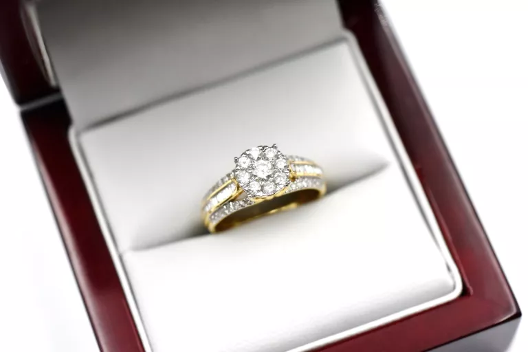 PRZEPIĘKNY ZŁOTY PIERŚCIONEK Z BRYLANTAMI PR.750 3.51G 0.71CT R: 12 18K