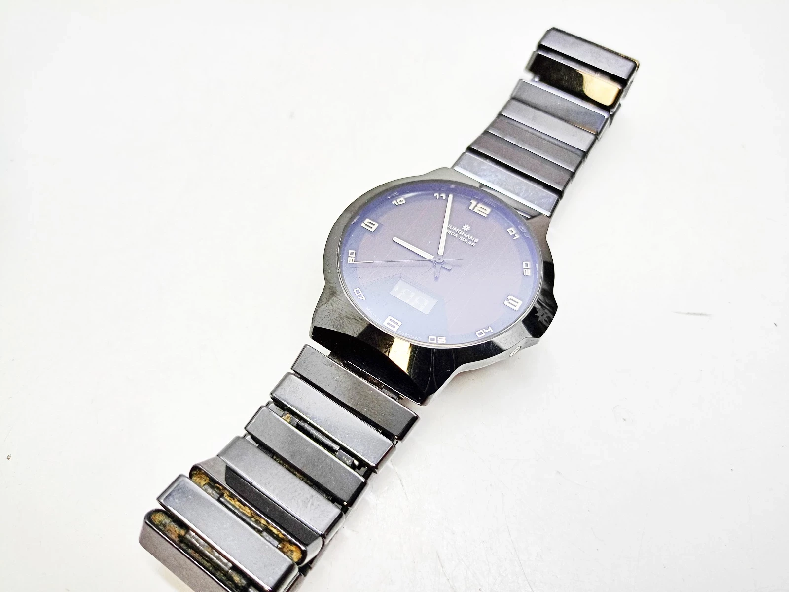 zegarek-junghans-spektrum-mega-solar-18143644-ksztalt-koperty-129223-2