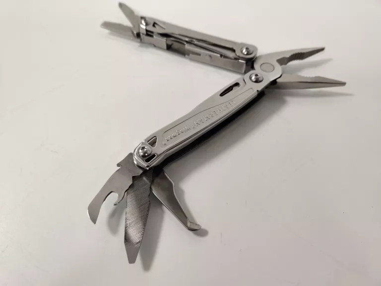 multitool-leatherman-wingman-kabura-liczba-dodatkowych-narzedzi-1