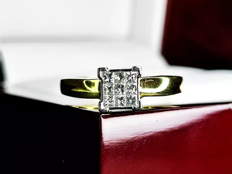 ZŁOTY PIERŚCIONEK KWADRAT Z DIAMENTAMI 3,59G/750