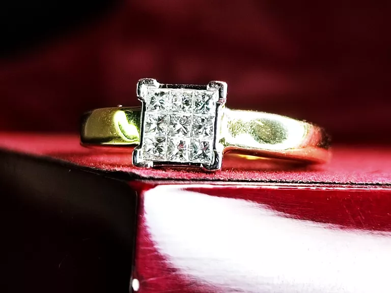 ZŁOTY PIERŚCIONEK KWADRAT Z DIAMENTAMI 3,59G/750