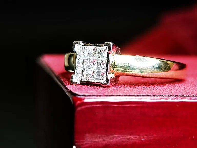 ZŁOTY PIERŚCIONEK KWADRAT Z DIAMENTAMI 3,59G/750