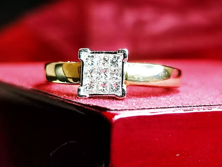 ZŁOTY PIERŚCIONEK KWADRAT Z DIAMENTAMI 3,59G/750