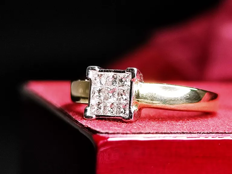 ZŁOTY PIERŚCIONEK KWADRAT Z DIAMENTAMI 3,59G/750