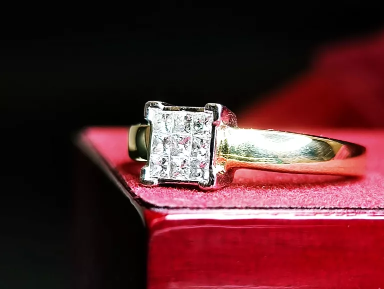 ZŁOTY PIERŚCIONEK KWADRAT Z DIAMENTAMI 3,59G/750