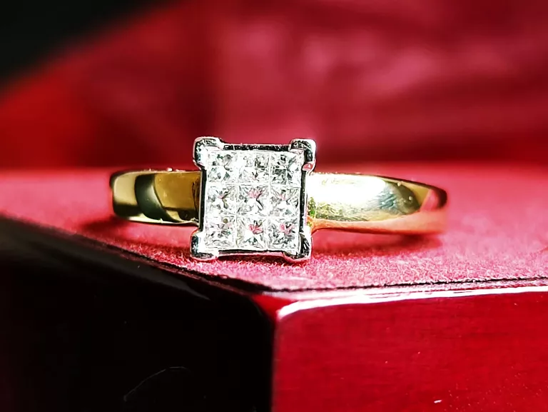 ZŁOTY PIERŚCIONEK KWADRAT Z DIAMENTAMI 3,59G/750