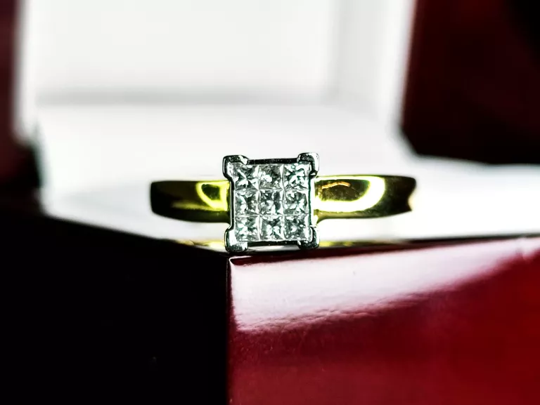 ZŁOTY PIERŚCIONEK KWADRAT Z DIAMENTAMI 3,59G/750