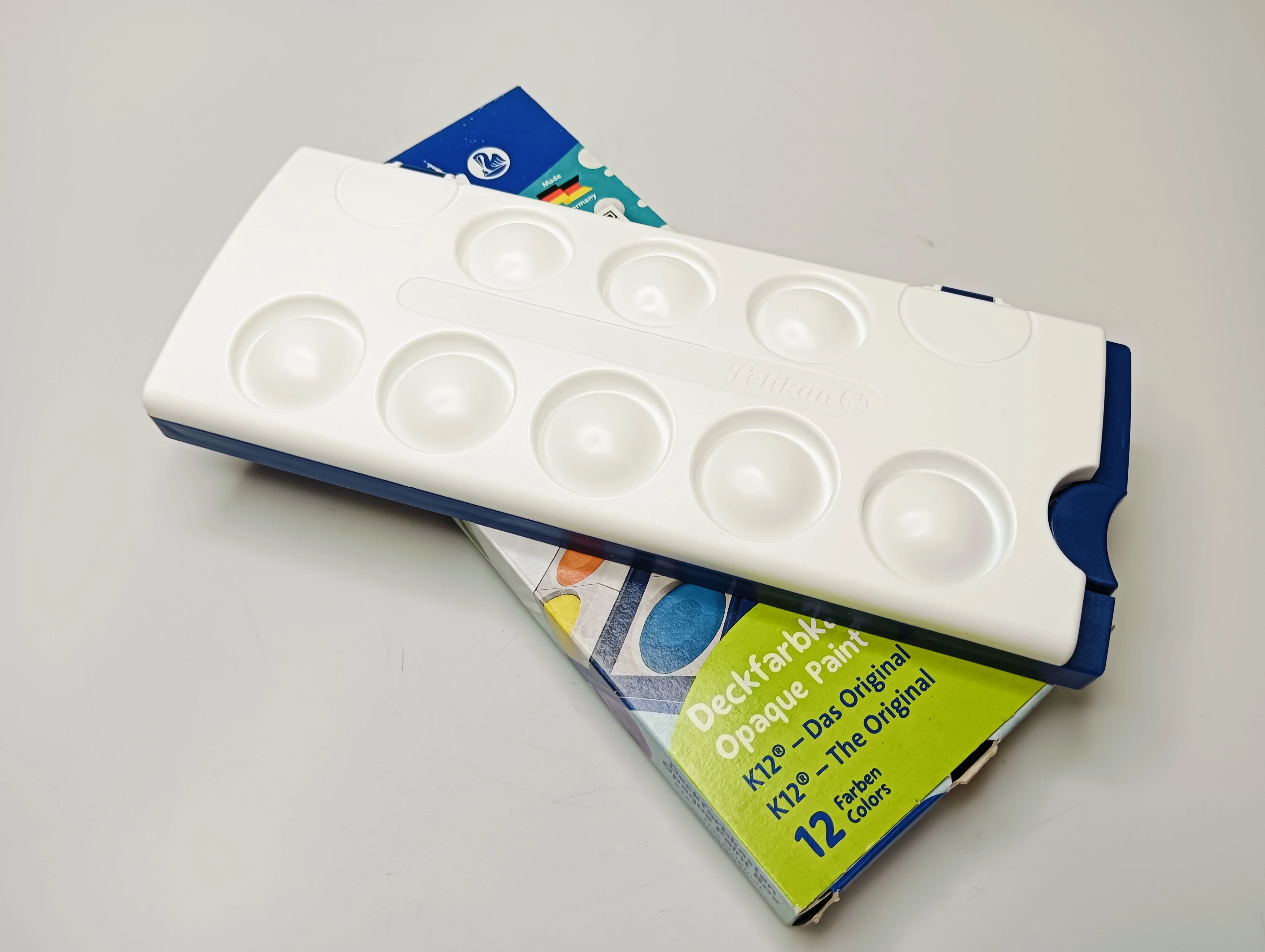 pudelko-z-farbami-pelikan-premium-k12-12-szt-ean-gtin-4012700701299