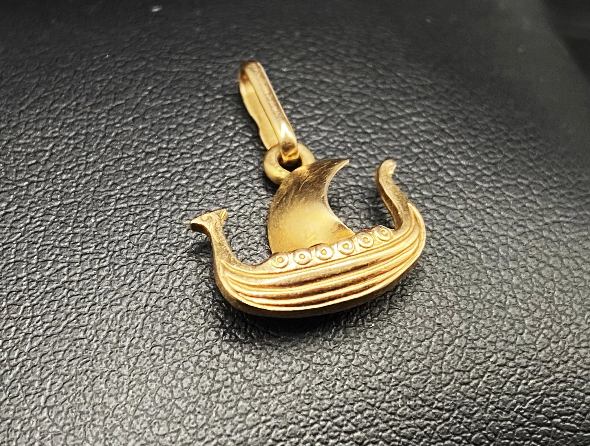 zlota-zawieszka-statek-123-g-p-585-wolnosci-132-bielawa