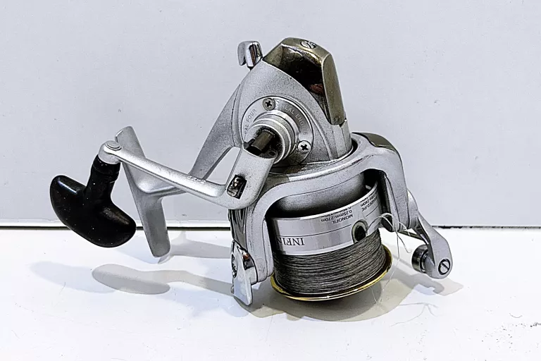 KOŁOWROTEK DAIWA INFINITY Q 3000 W NIEBIESKIM WORKU