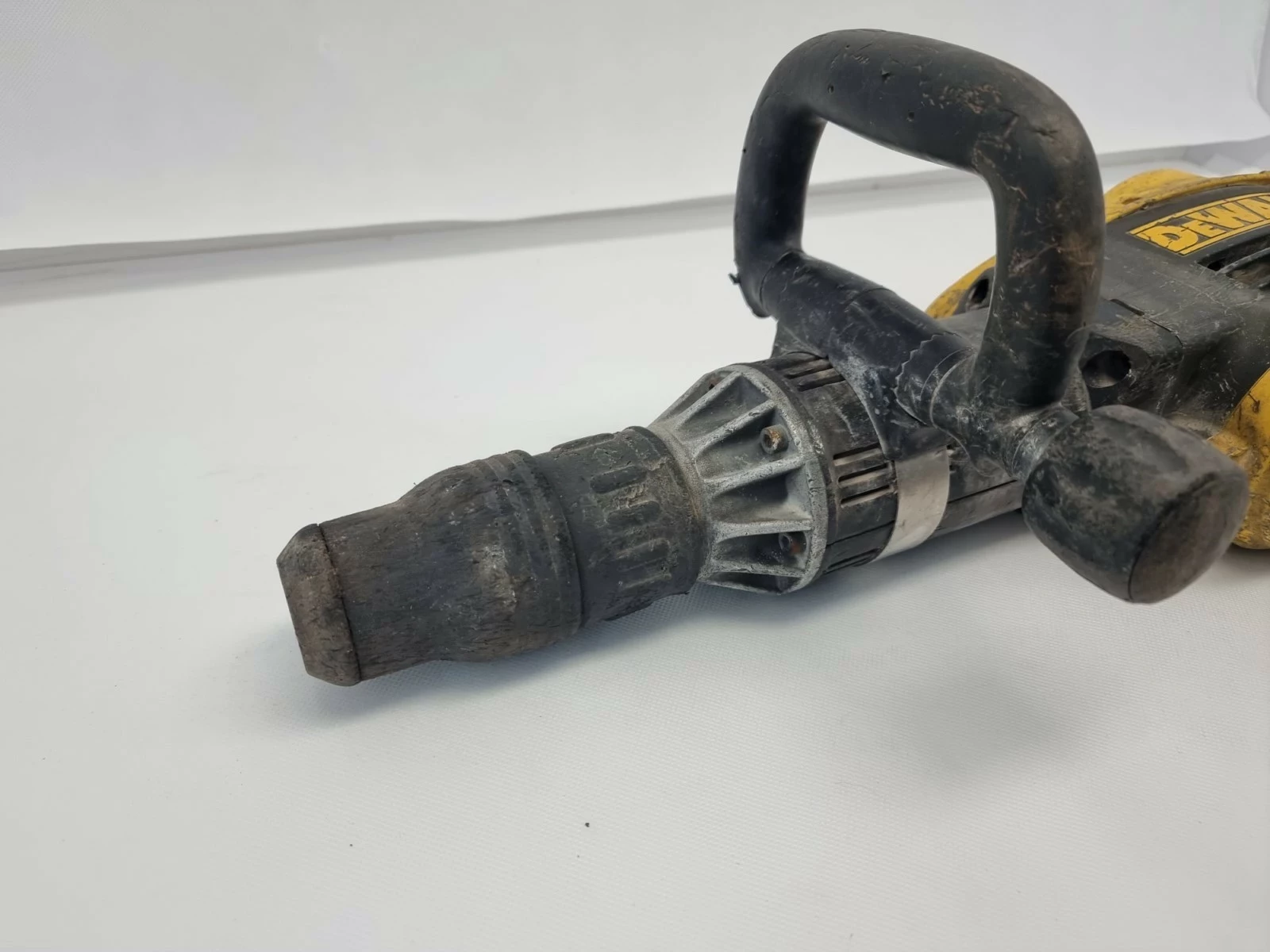mlot-wyburzeniowy-dewalt-energia-udaru-1900