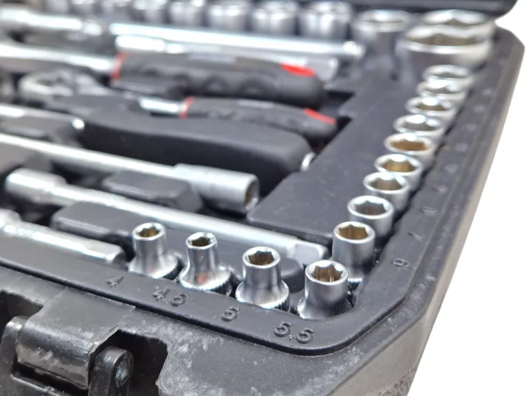 ZESTAW KLUCZY ZESTAW NARZĘDZI WALIZKA AWTOOLS AW-39094 94 EL.