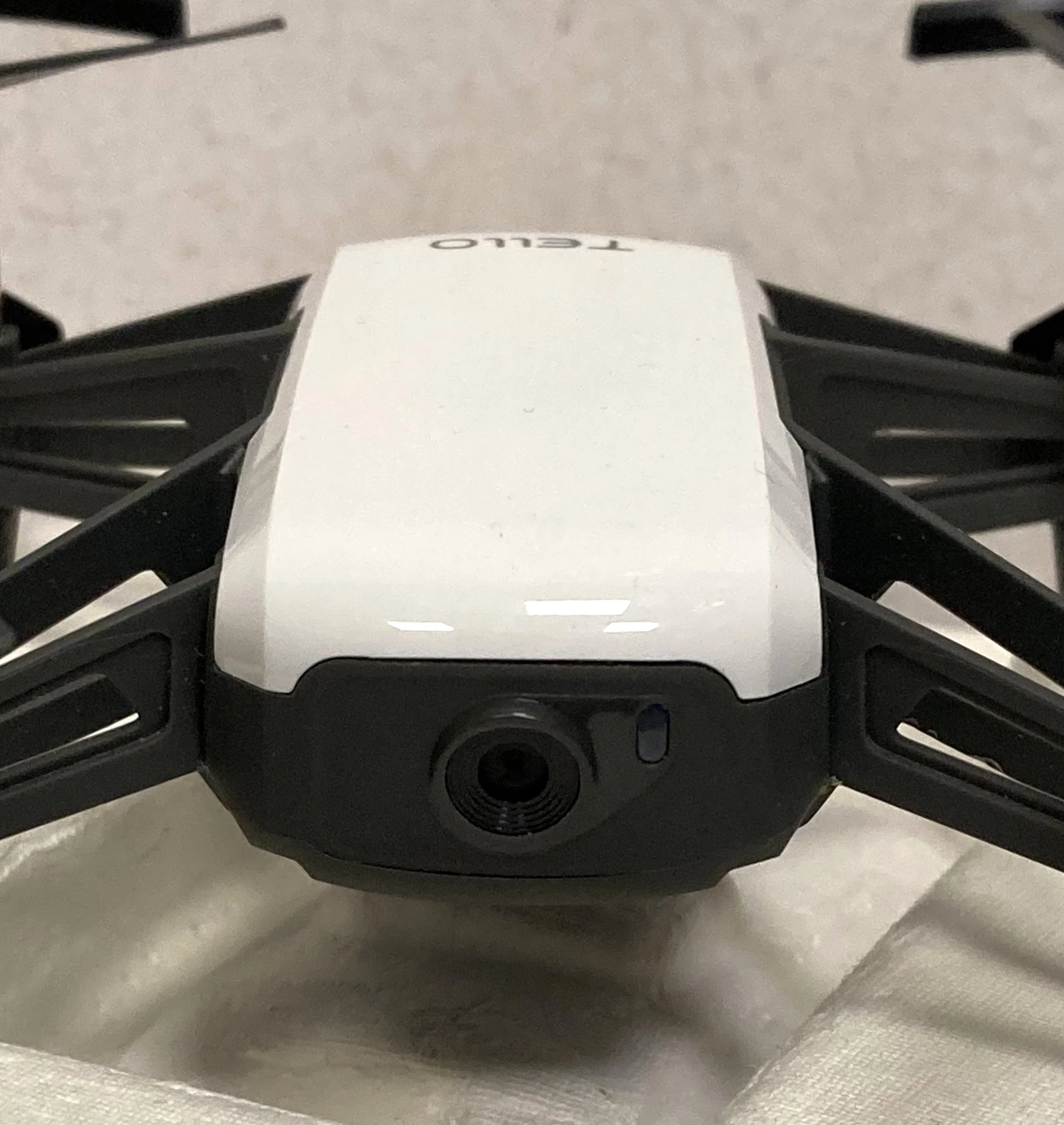 dron-dji-tellopolecam-model-tello