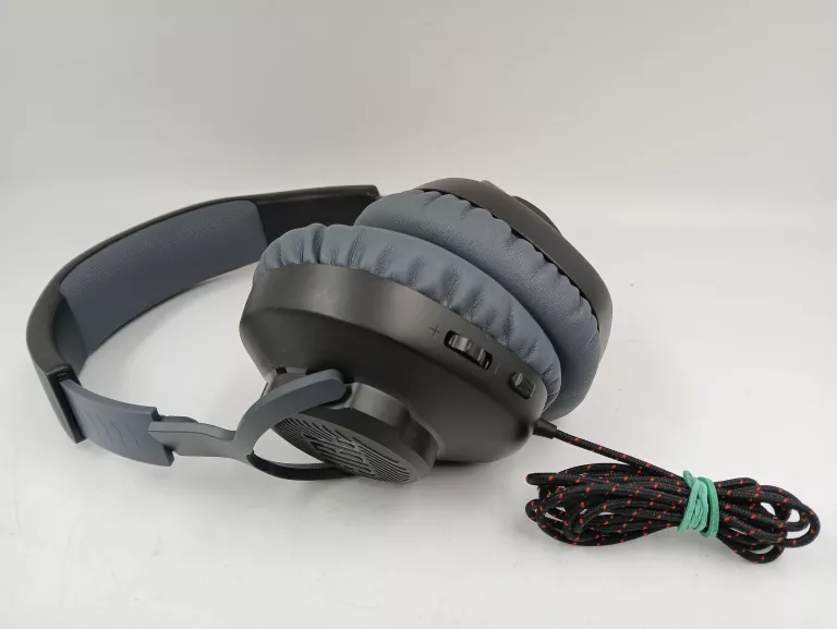 SŁUCHAWKI WOKOŁOUSZNE JBL QUANTUM 100