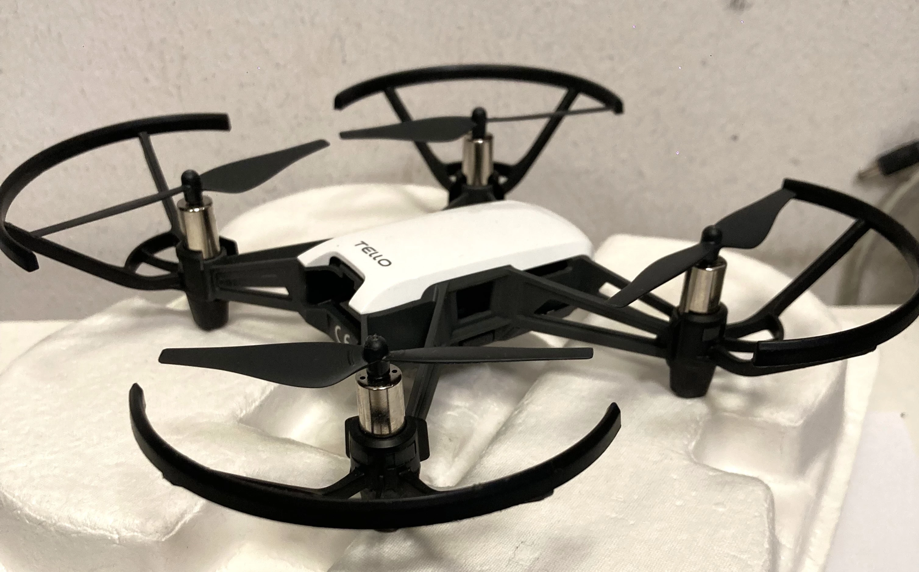 dron-dji-tellopolecam-stan-11323-2