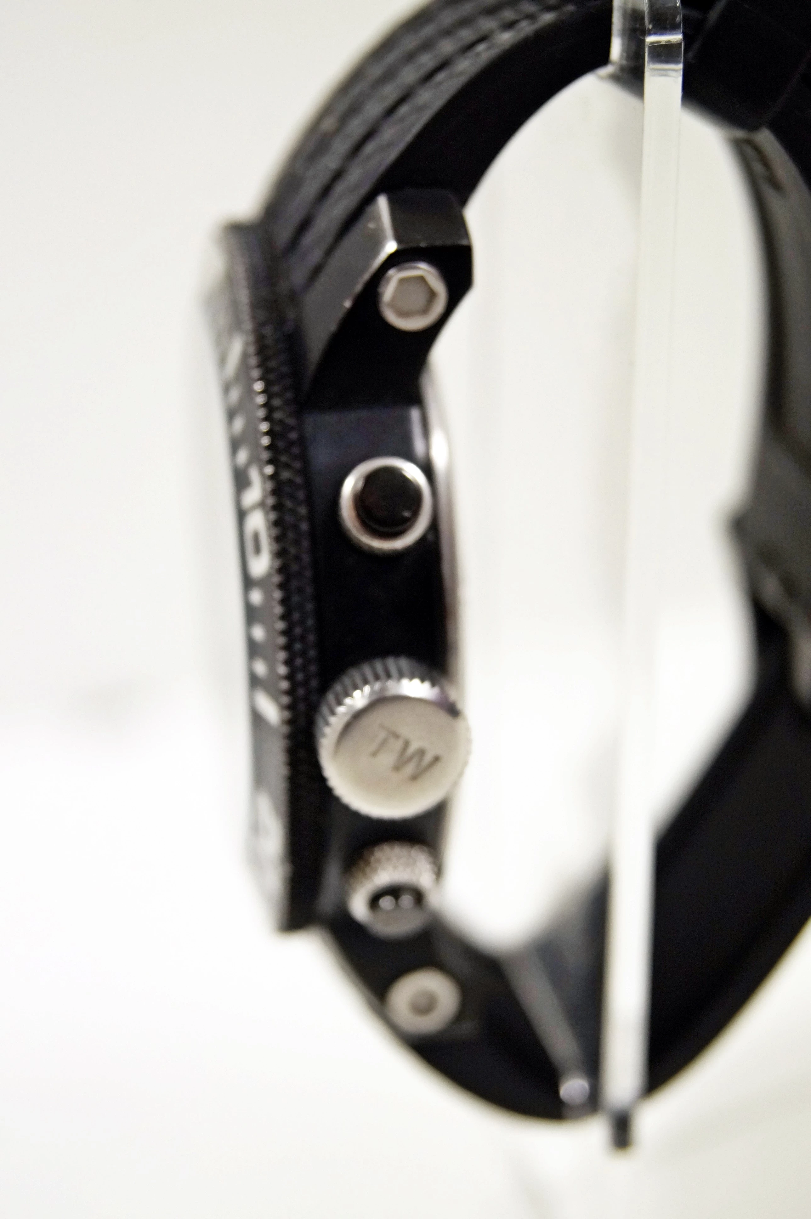 zegarek-meski-tw-steel-grandeur-diver-czarnyguma-o48-mm-ksztalt-koperty-129223-2