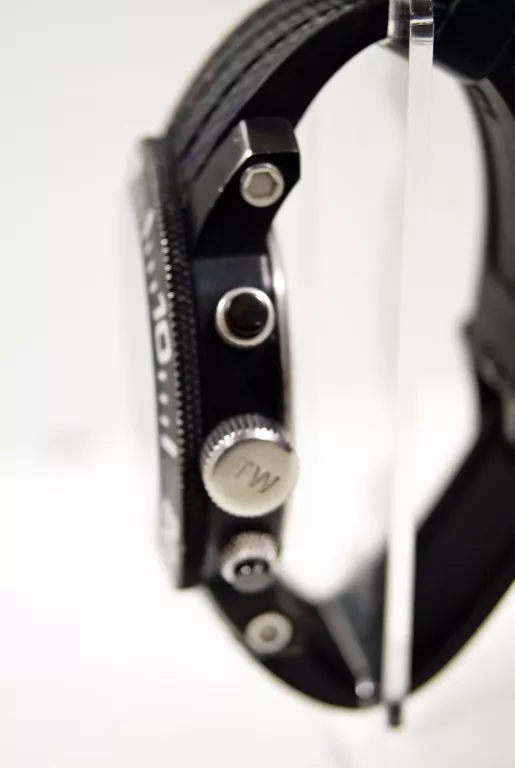 zegarek-meski-tw-steel-grandeur-diver-czarnyguma-o48-mm-ksztalt-koperty-129223-2