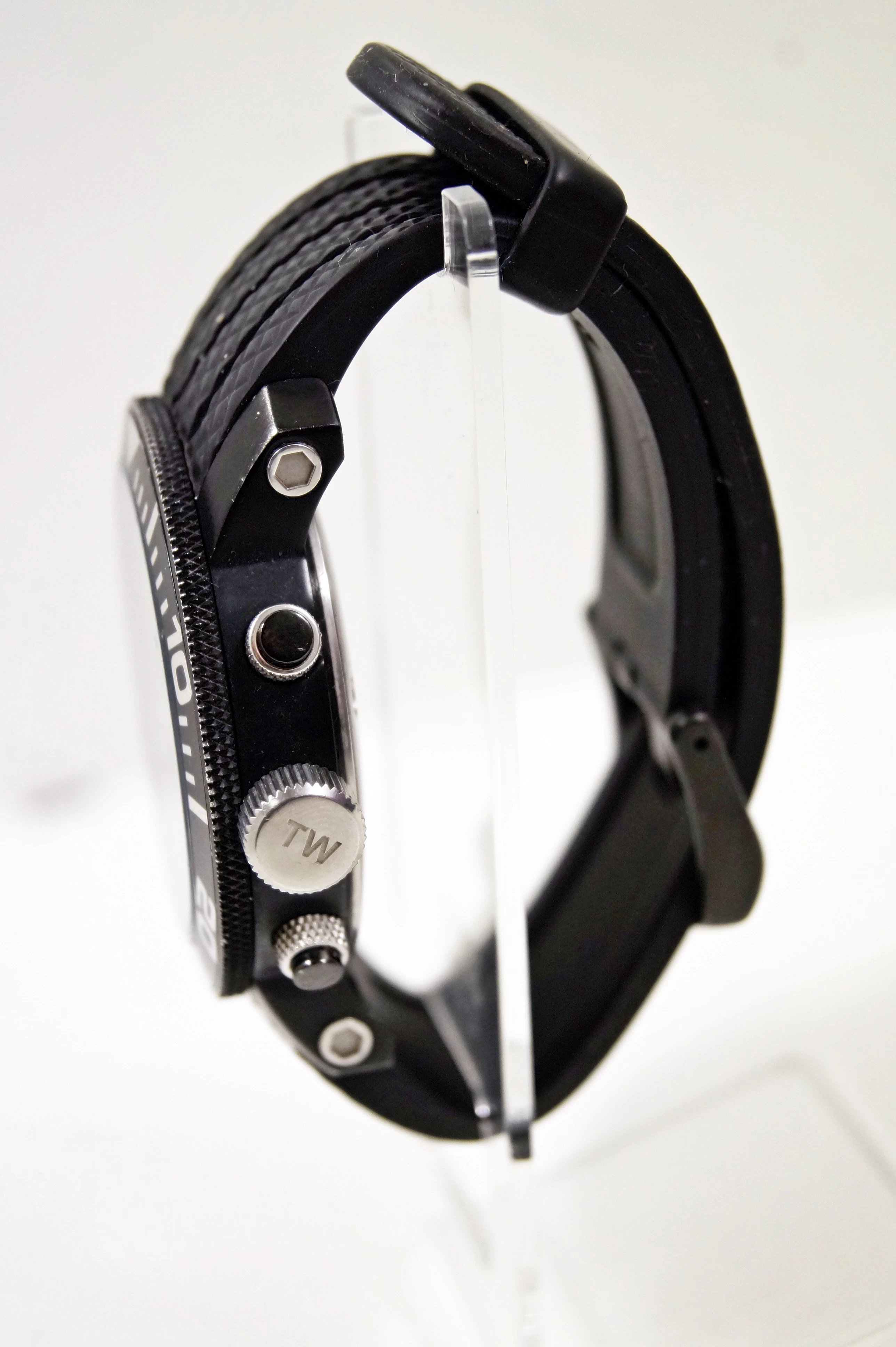 zegarek-meski-tw-steel-grandeur-diver-czarnyguma-o48-mm-material-paska-129219-3