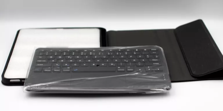 ETUI Z KLAWIATURĄ DO TABLETU 10.1" MADERA