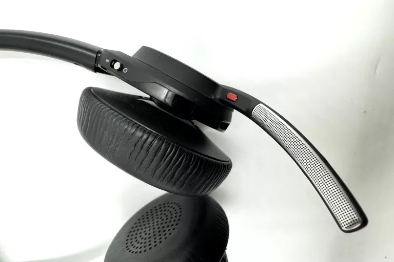 PLANTRONICS VOYAGER FOCUS B825-M + KABEL MICROUSB + ETUI
