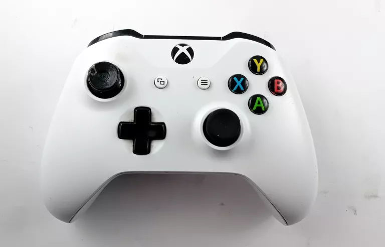 KONSOLA XBOX ONE BIAŁA + 2 PADY + ZASILACZ