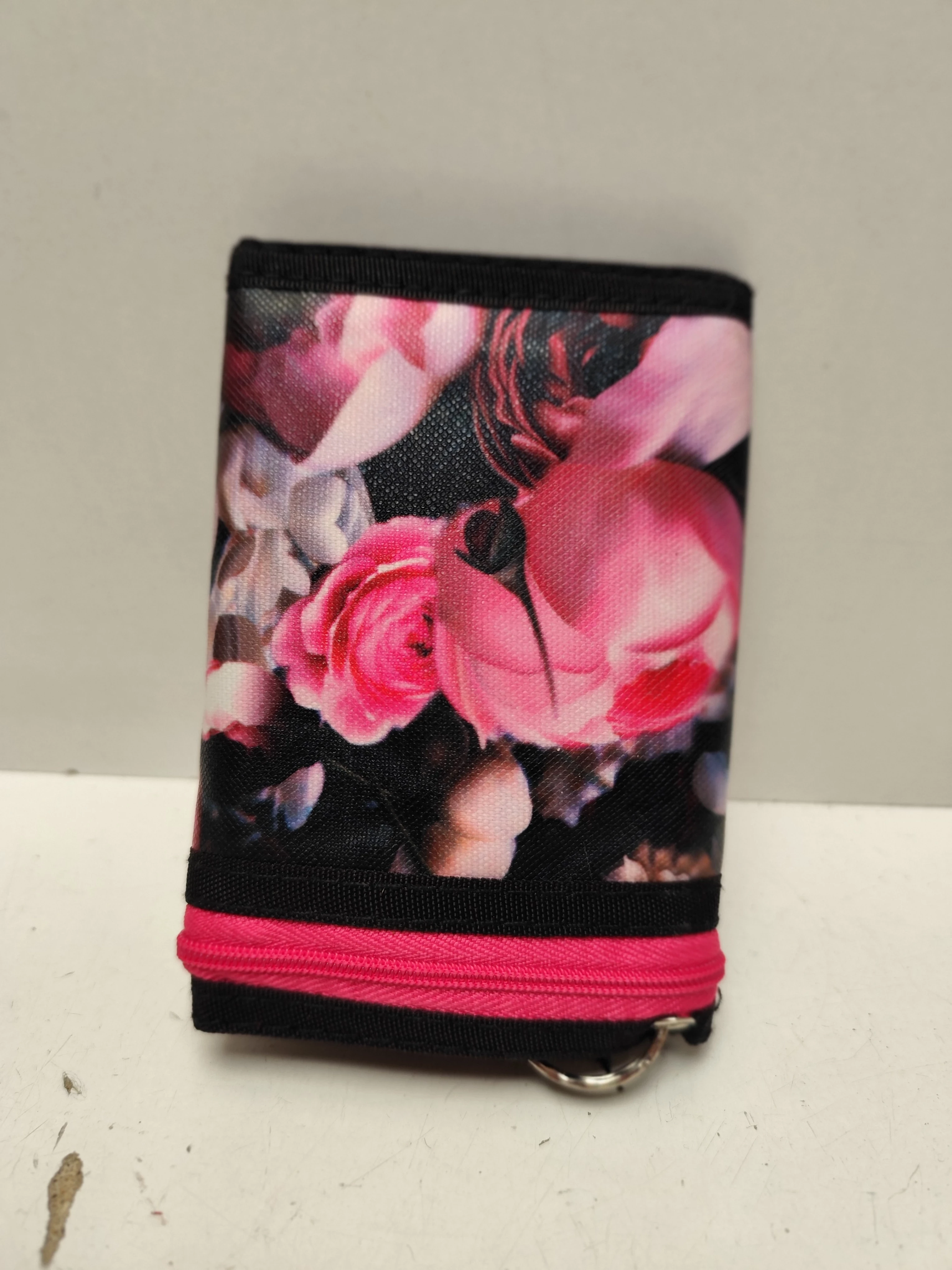 portfel-materialowy-rozowe-kwiaty-material-dominujacy-203885-218309