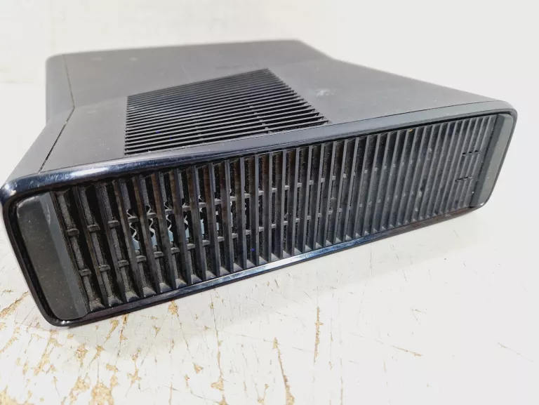 KONSOLA MICROSOFT XBOX 360 SLIM | 4GB | PAD | KINECT | 2 GRY ! ! OPIS ! !