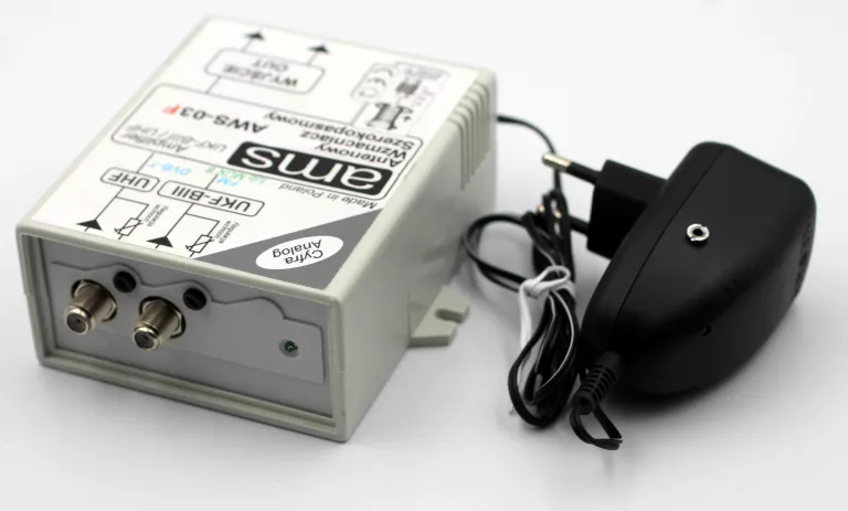 WZMACNIACZ ANTENOWY WEWNĘTRZNY Z ZASILACZEM AWS-03F
